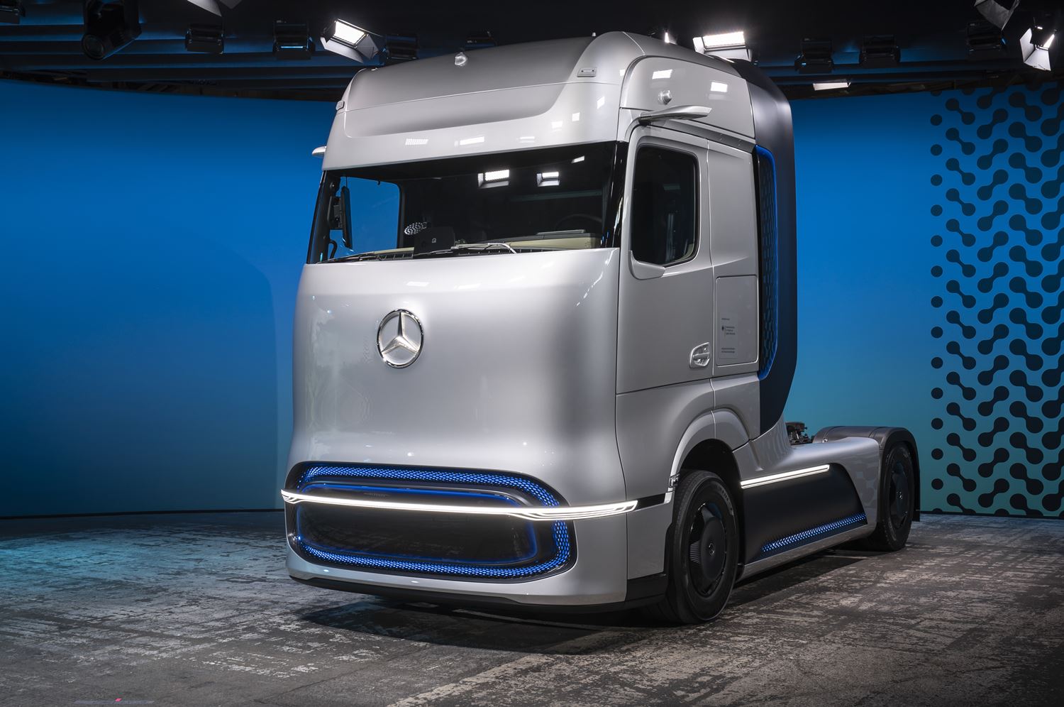 Mercedes Trucks zeigt eActros und flüssig Wasserstoff LKW - JESMB