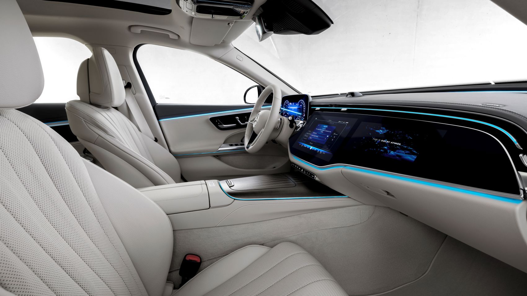 Das digitale Zierteil in der neuen Mercedes E-Klasse - JESMB