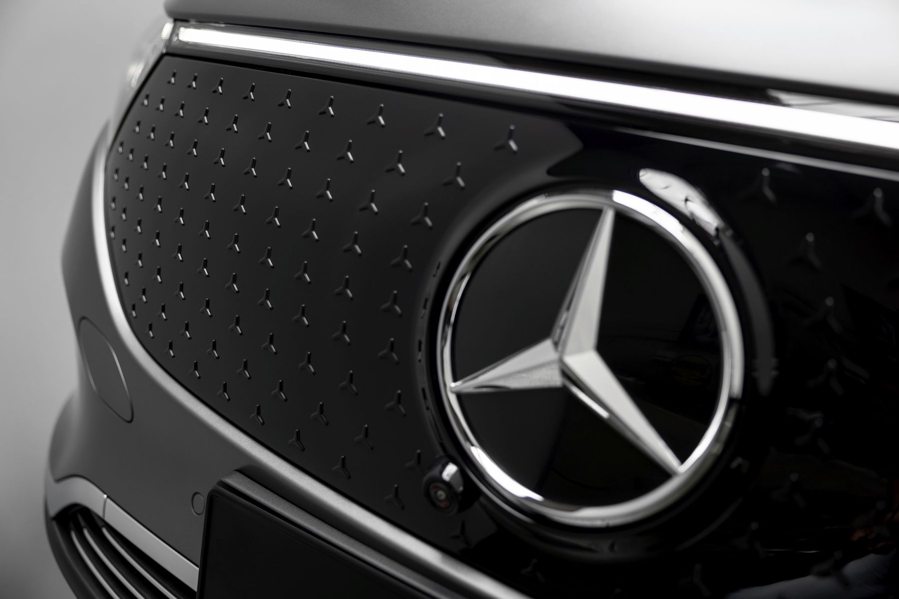 Mercedes EQA Facelift Serien Black Panel Grill