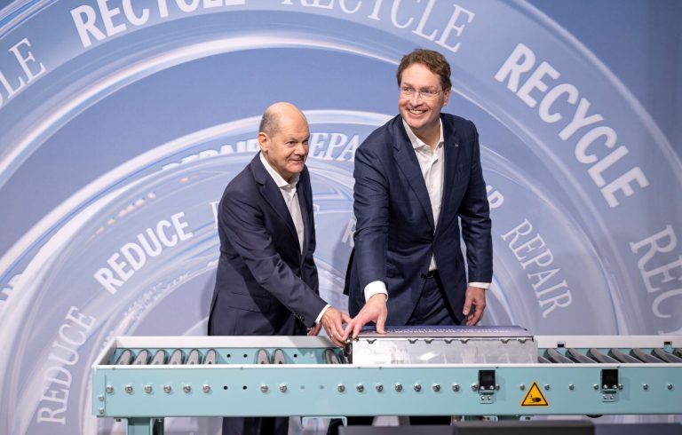 Mercedes Batterie-Reycling Olaf Scholz und Ola Källenius