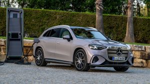 Mercedes GLC EQ an der HPC Schnellladesäule